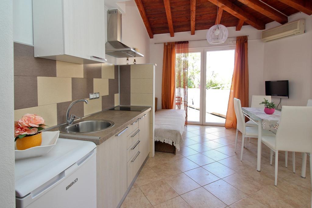 Apartment Dražen Šilo Buitenkant foto